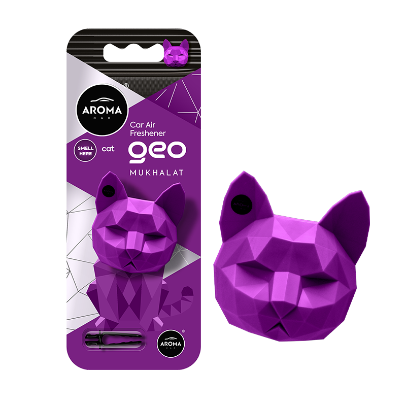 Геометричен лилав автомобилен ароматизатор във формата на котка с брандинг Aroma върху опаковката.