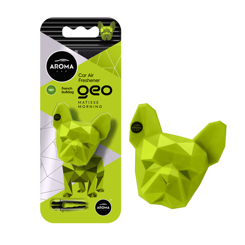 Геометричен зелен автомобилен ароматизатор във формата на куче с брандинг Aroma върху опаковката.